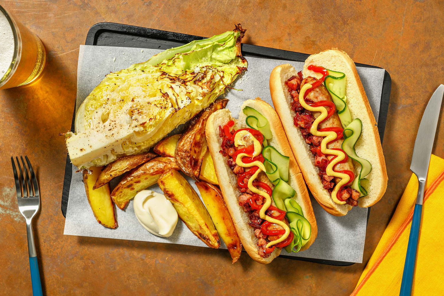 Bacon- og løgtoppede hotdogs 