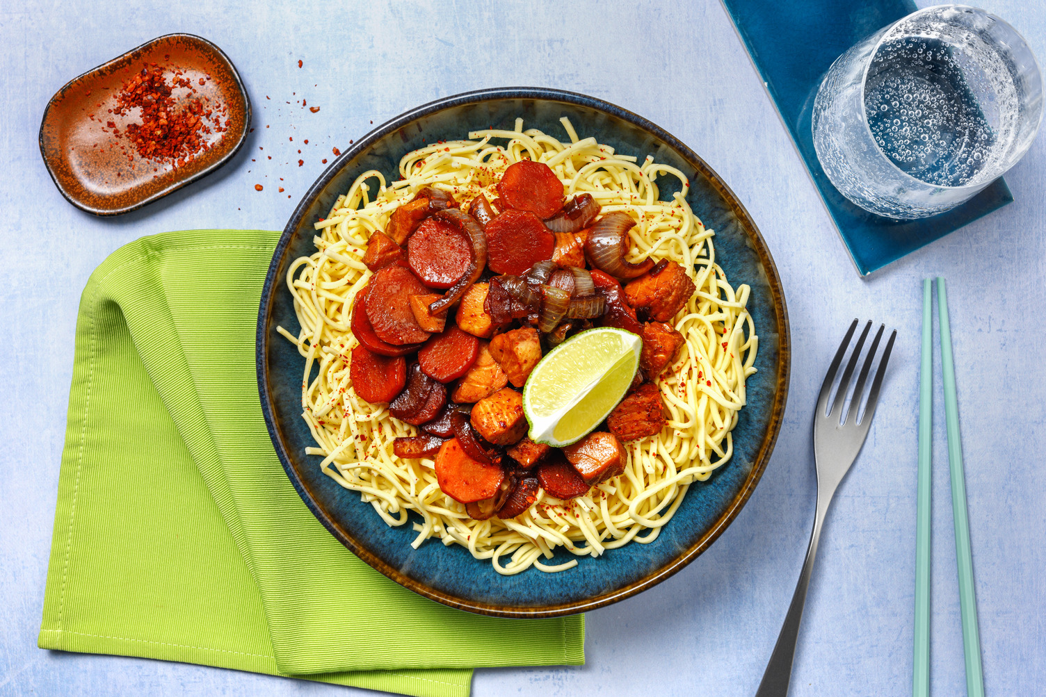 Dados de salmón oriental sobre fideos mie