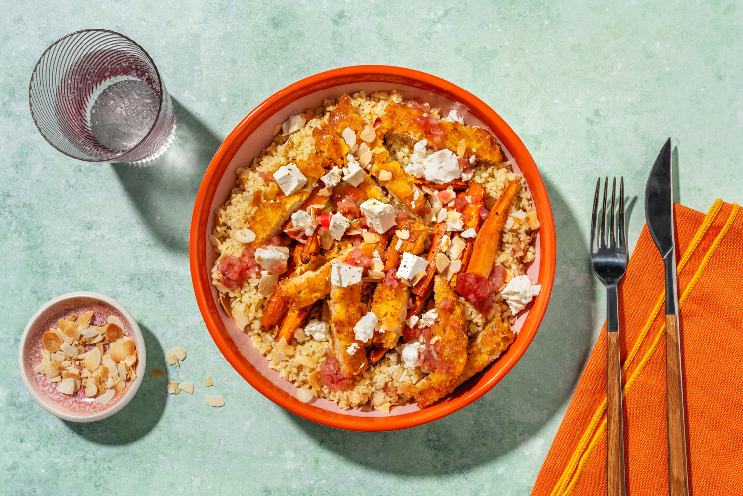 Bol de pollo crujiente vegano y queso griego