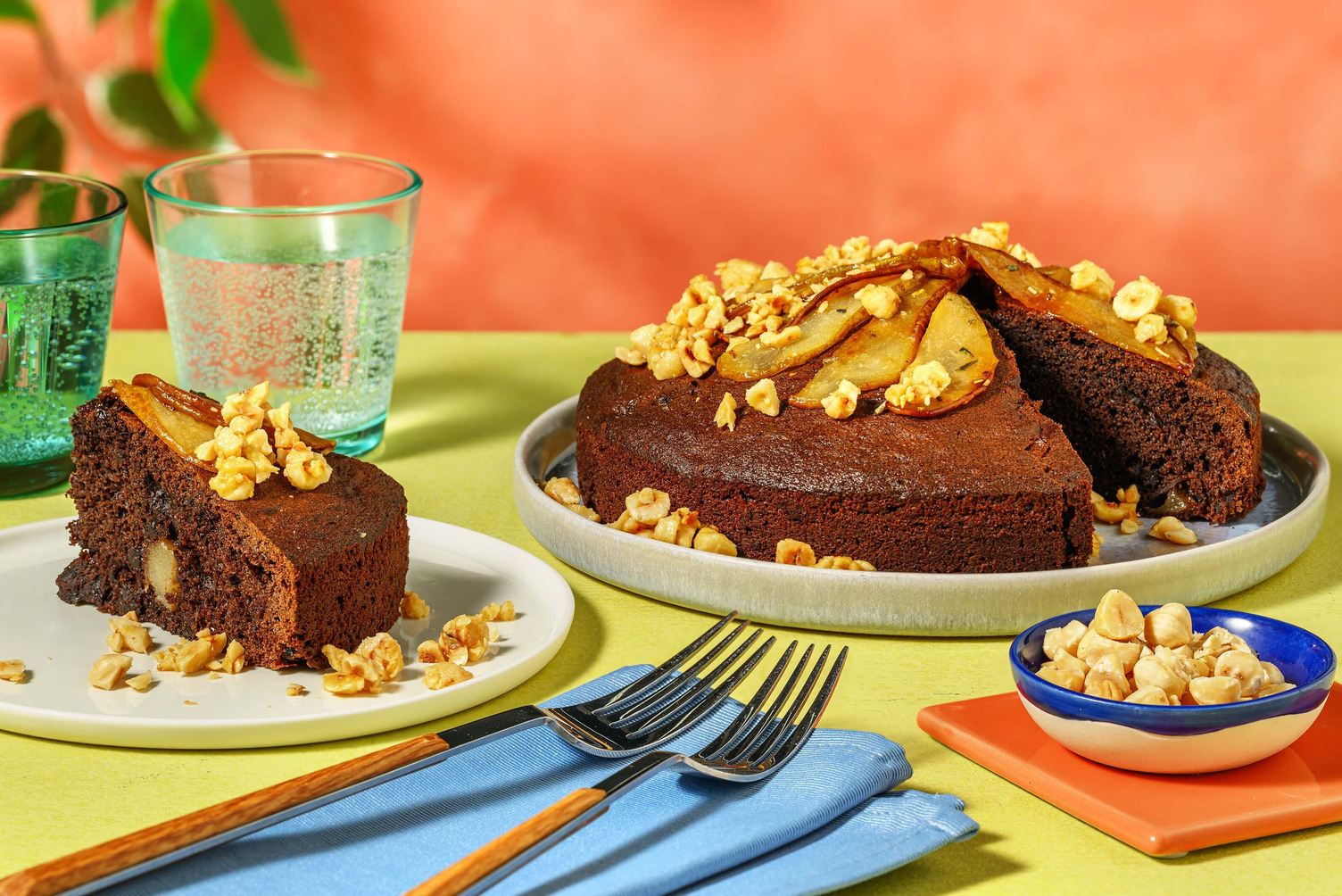 Torta morbida al cioccolato, pere e uvetta