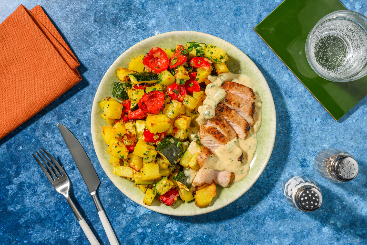 Carré de porc, légumes rôtis & sauce persillée