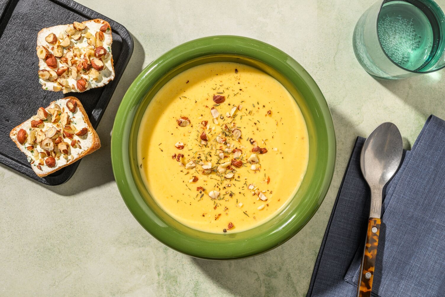 Velouté de panais, coco & noisettes grillées