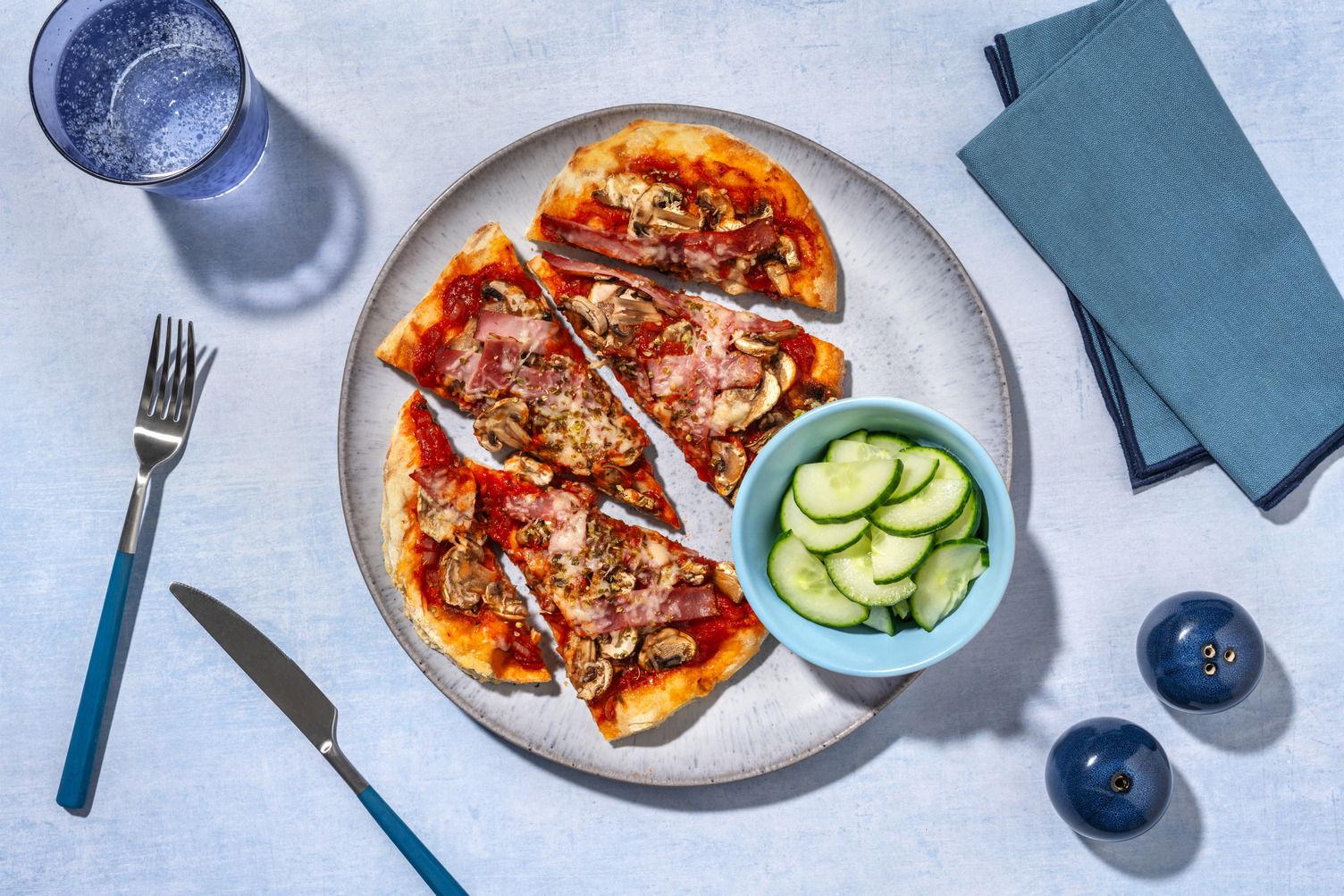 Pizza Regina sur naan aux tranches de poulet