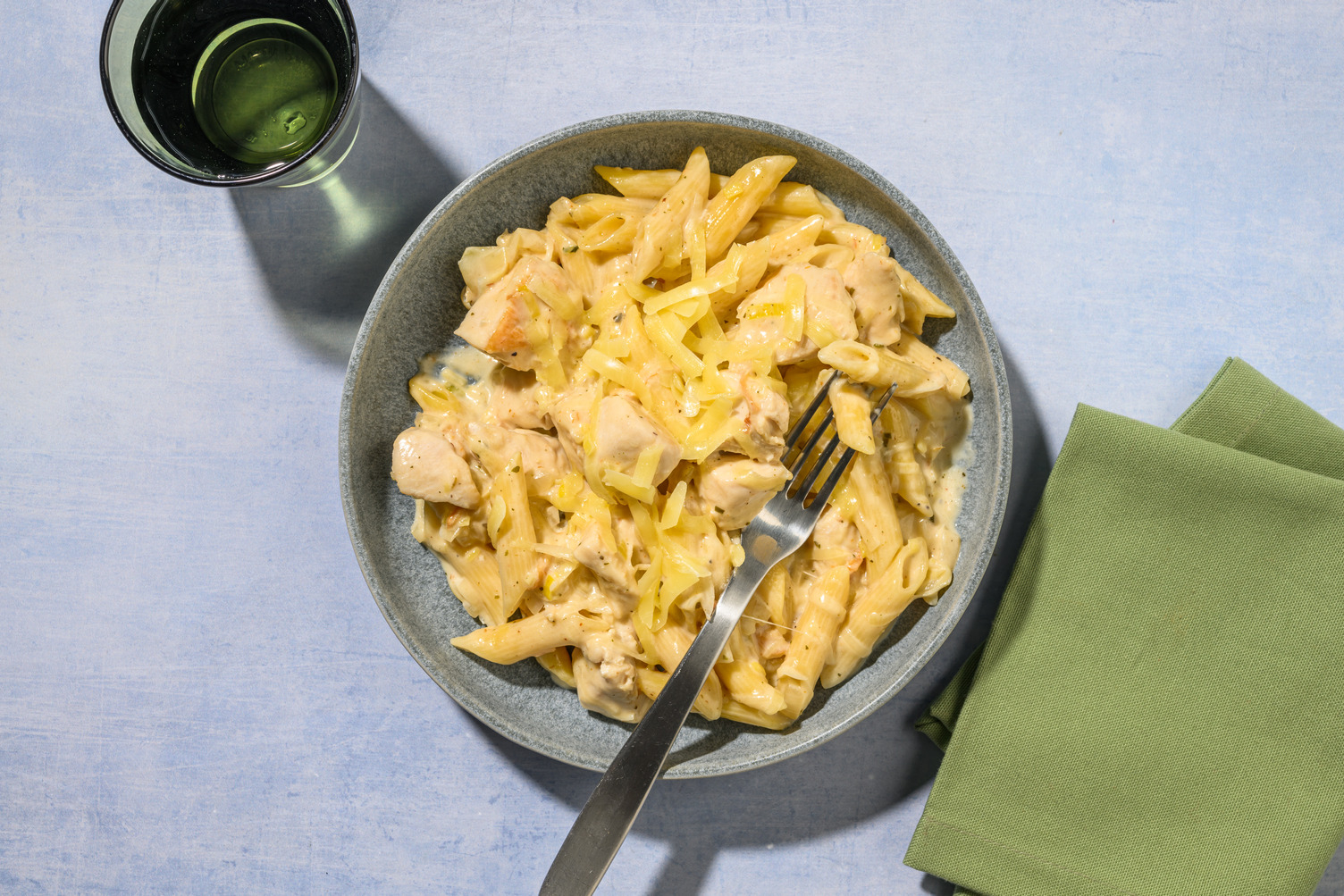 One pot de fusilli complètes, poulet & crème de gouda
