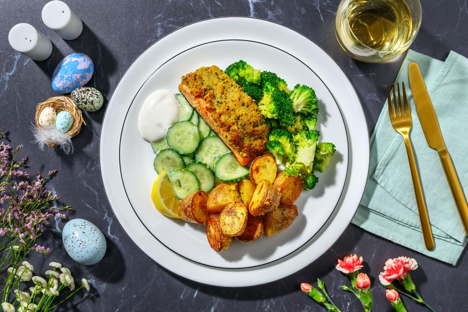 Oster-Lachs im Kräutermantel mit Broccoli