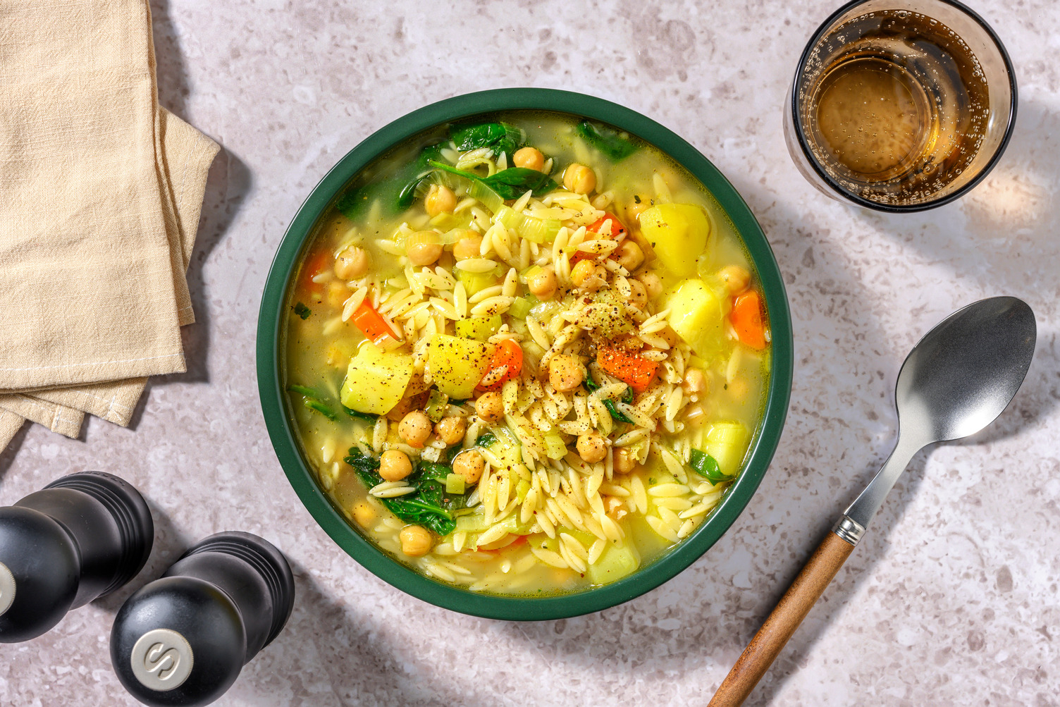 Sopa vegetariana de orzo y verduras