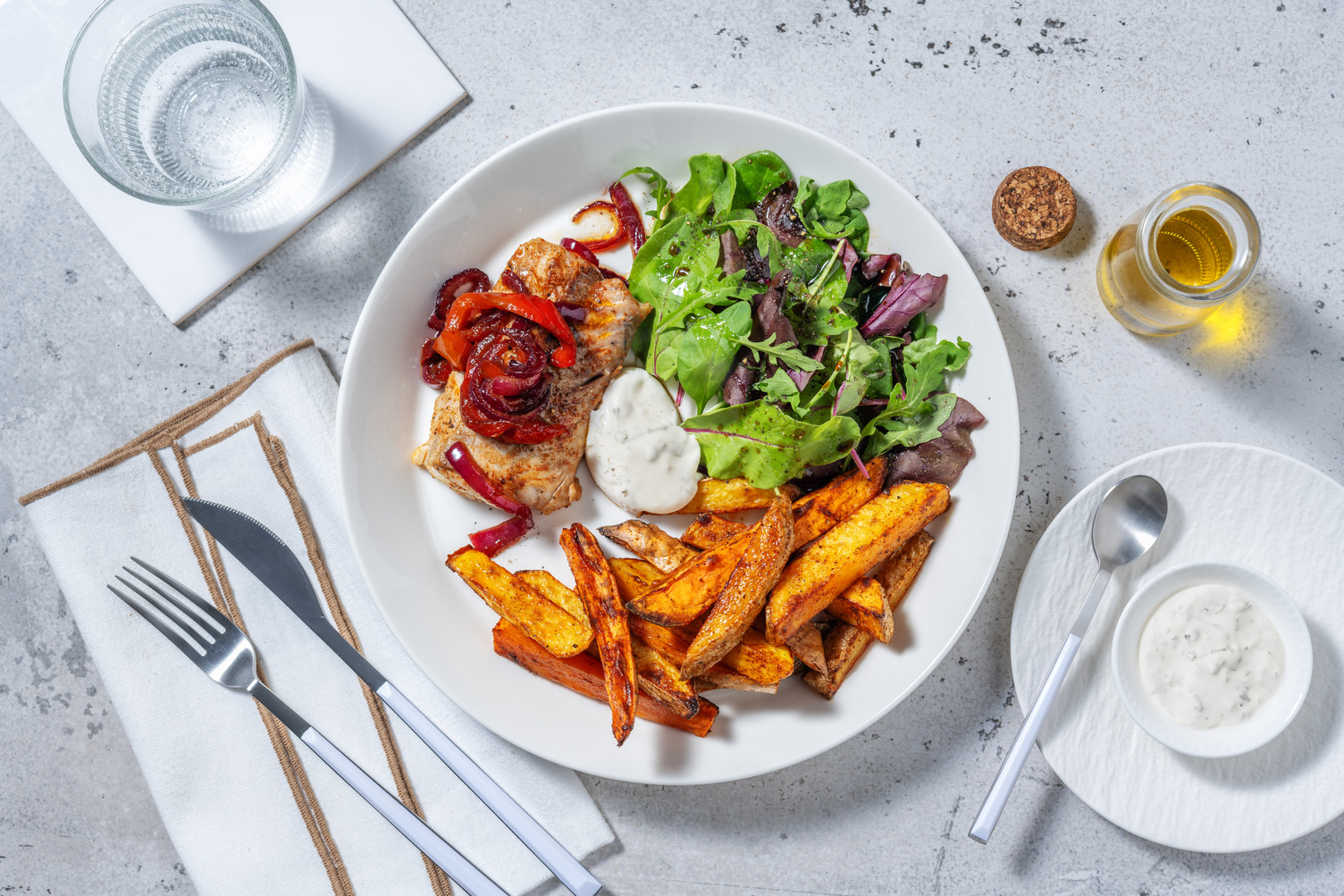 Poisson grillé au confit d'oignons & poivrons