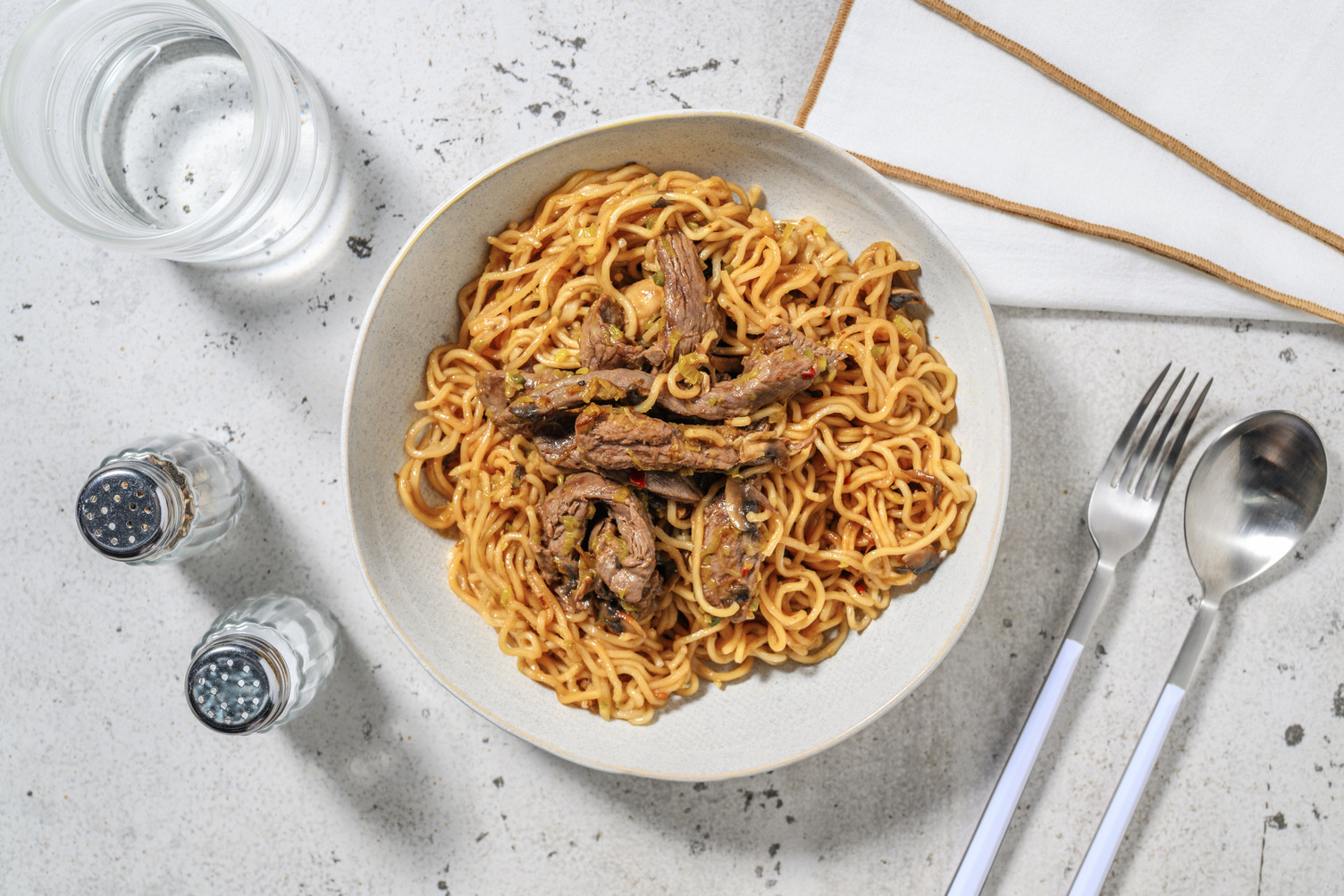 Wok de nouilles sautées aux crevettes marinées