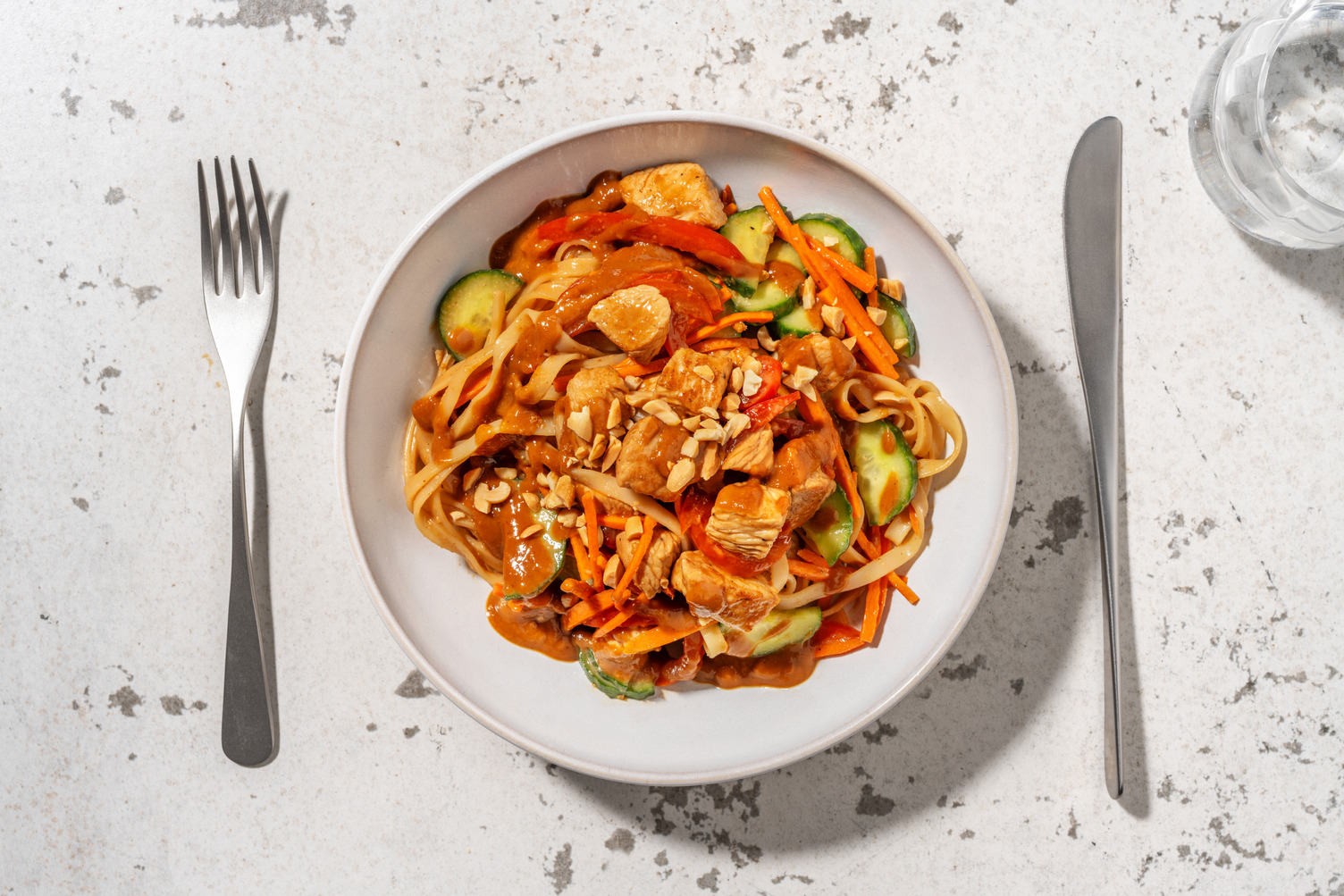 Nouilles froides, dinde & sauce cacahuète thaï