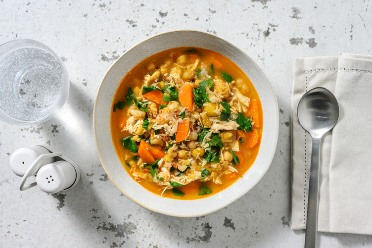 Sopa reconfortante de pollo desmechado y garbanzos