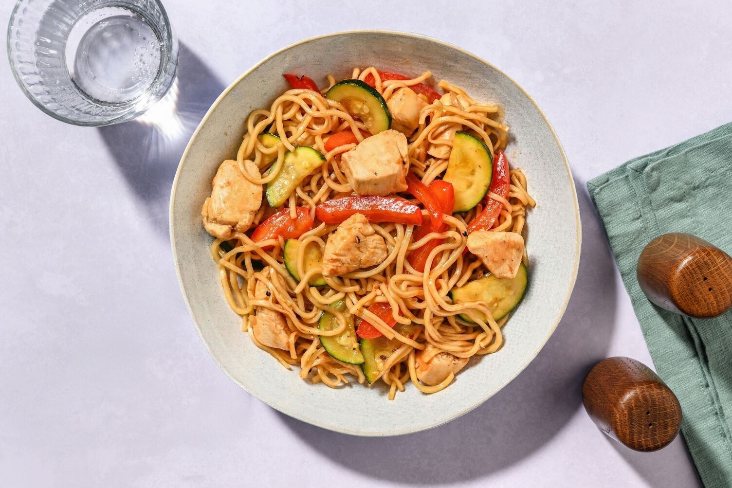 Nouilles sautées au poulet, courgette & poivron