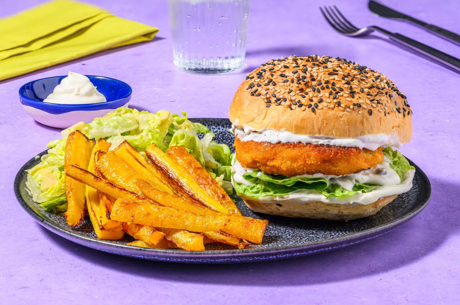 Broodje vegetarische visburger met ravigotesaus