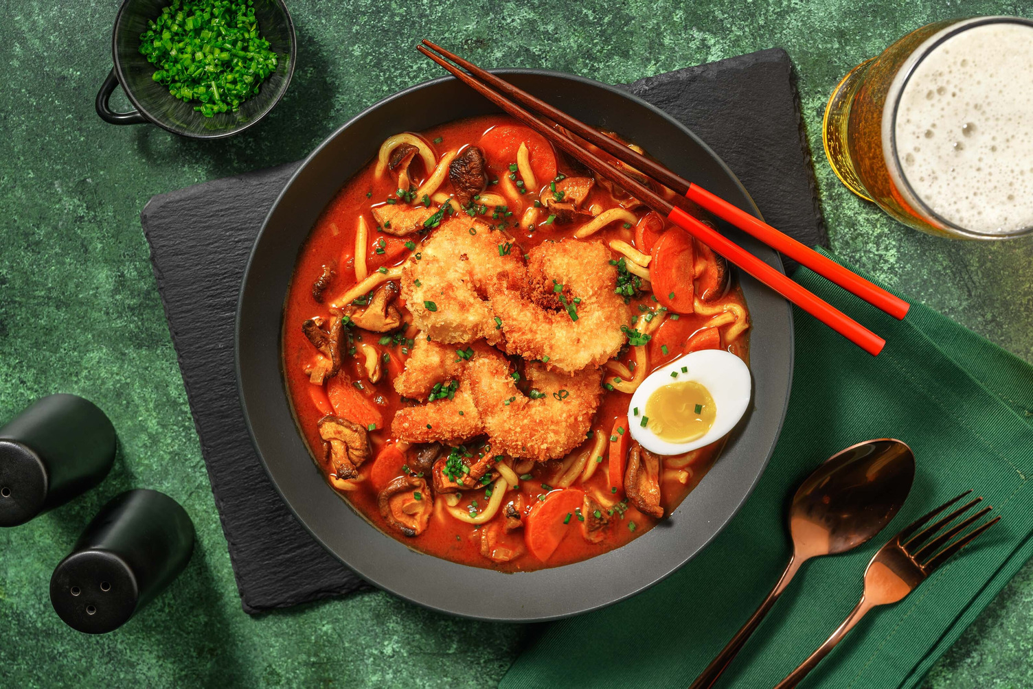 Zuppa di noodles al curry e gamberi fritti