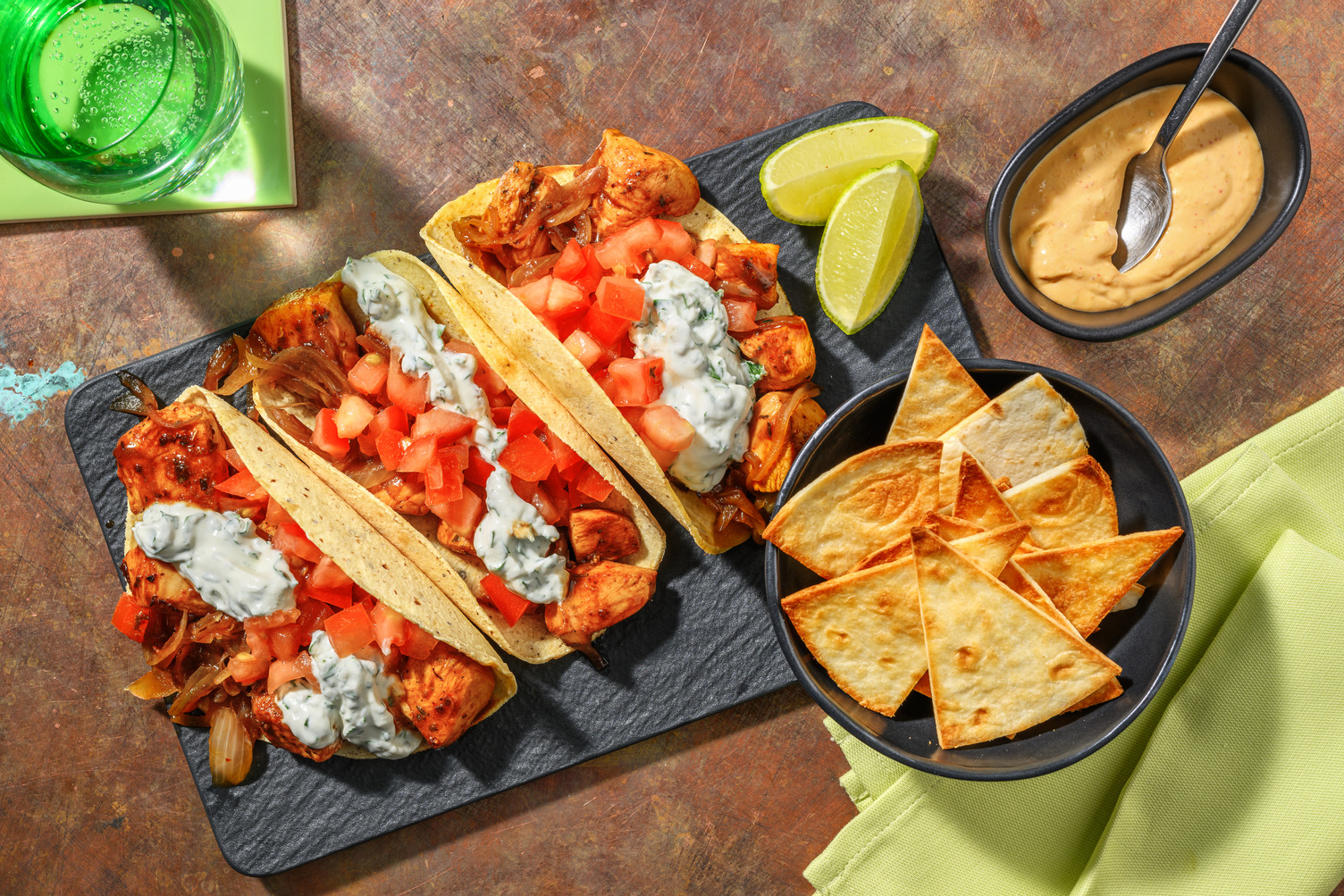 Tacos de pollo sazonado con totopos de maíz caseros