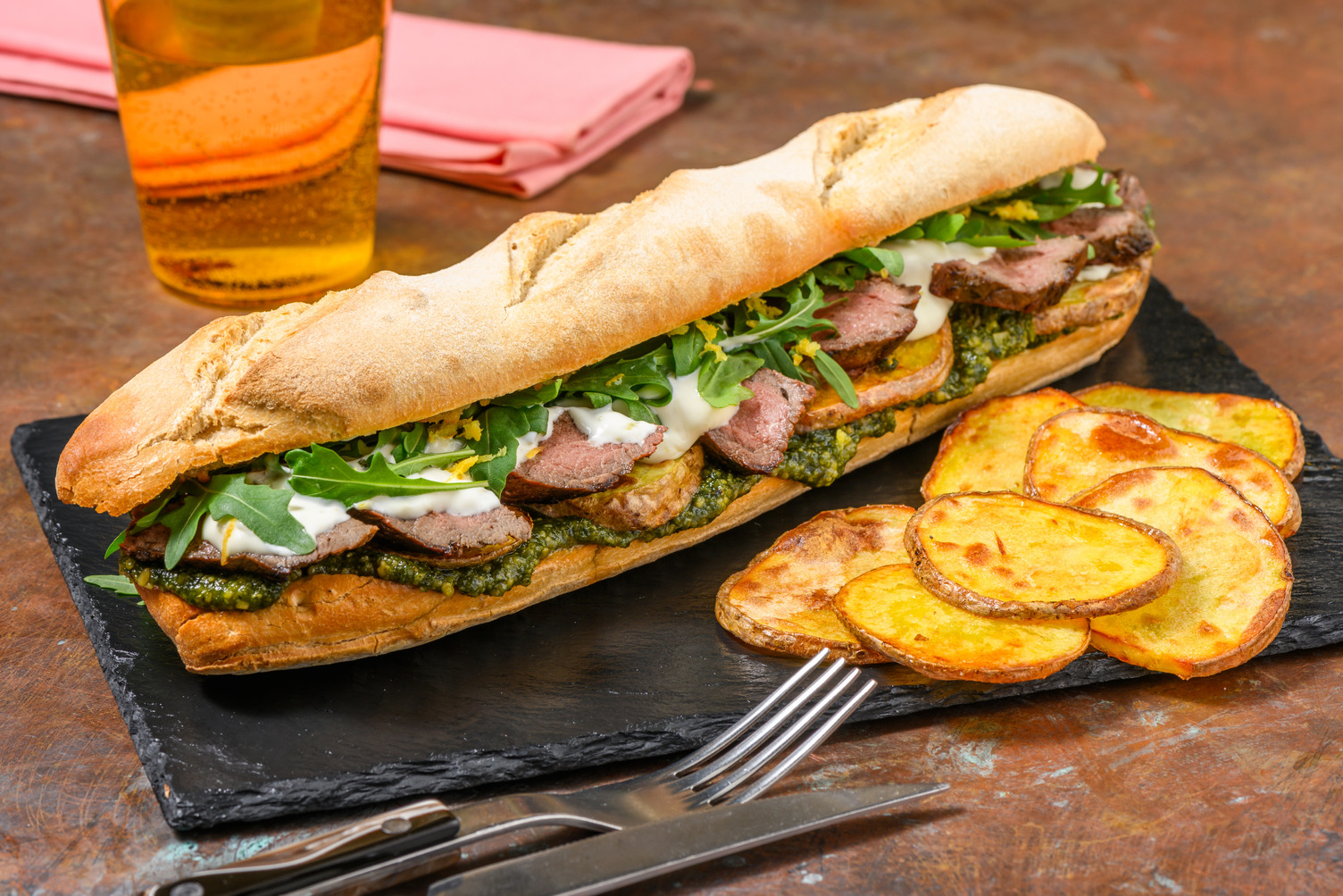 Bocadillo de ternera con pesto casero de rúcula