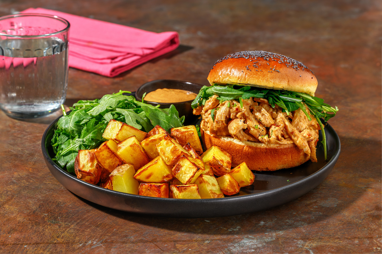 Nuestra hamburguesa satay de pollo desmechado