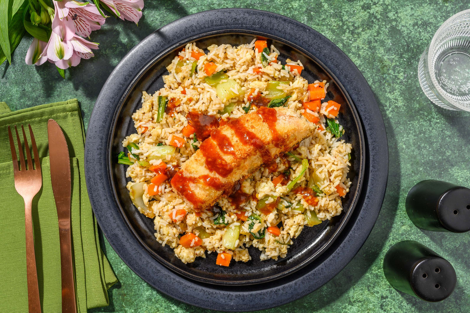 Salmone 'katsu' e riso fritto yakimeshi