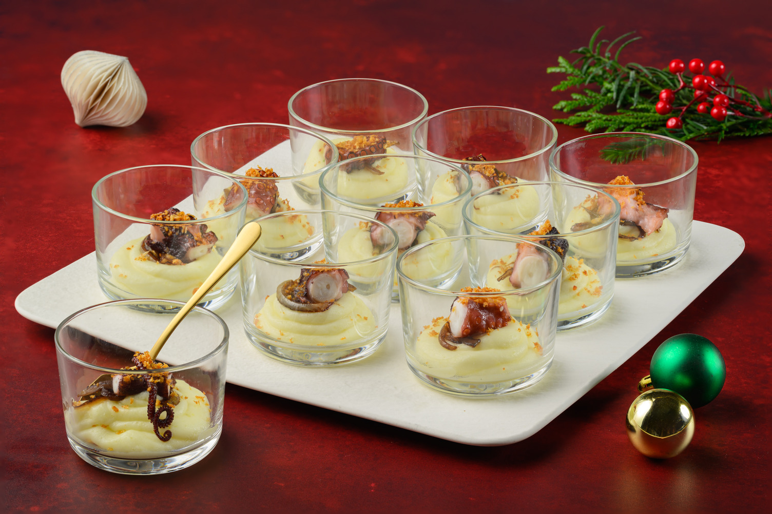 Vasitos de pulpo sobre parmentier de patata