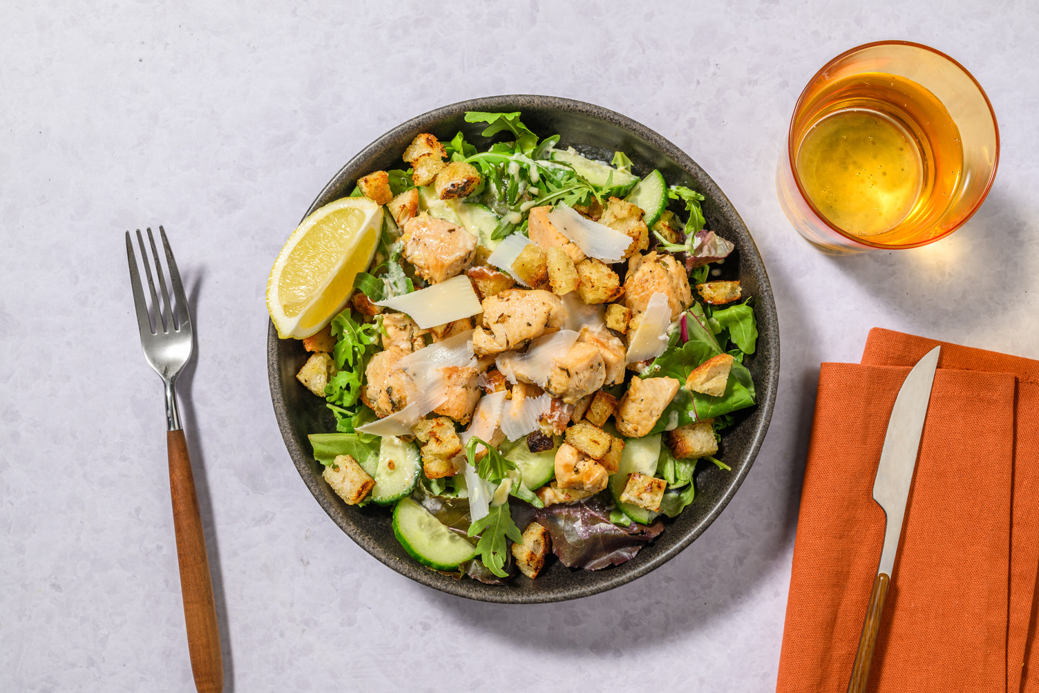 Salade au poulet grillé & son parmesan AOP