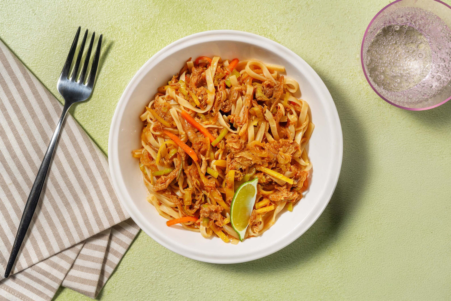 Nouilles aux émincés de bœuf végétarien laqués