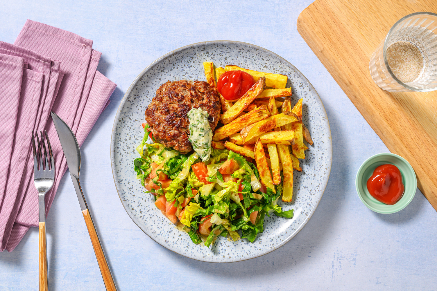Steak haché, frites & beurre aux herbes