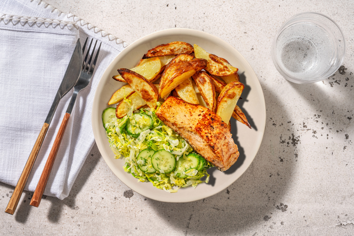 Saumon poêlé, potatoes & sa salade scandinave