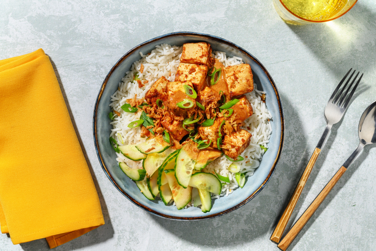 Le Végé : tofu sauce cacahuète & pak choï