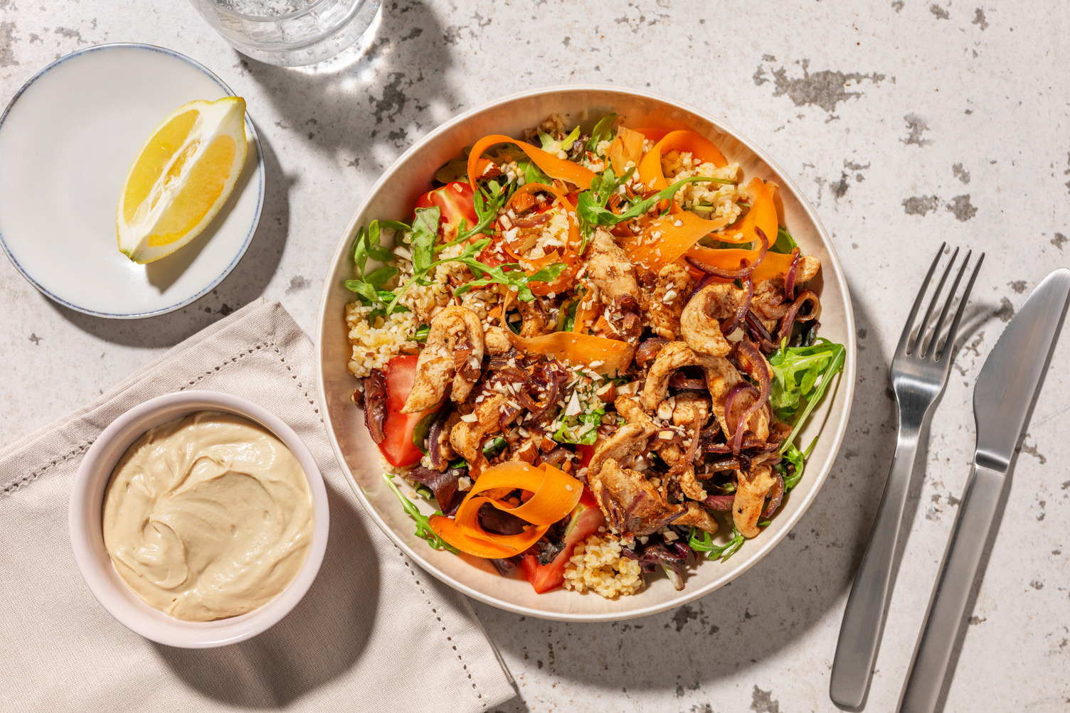 Orientalisches Hähnchen mit Bulgur und Hummus
