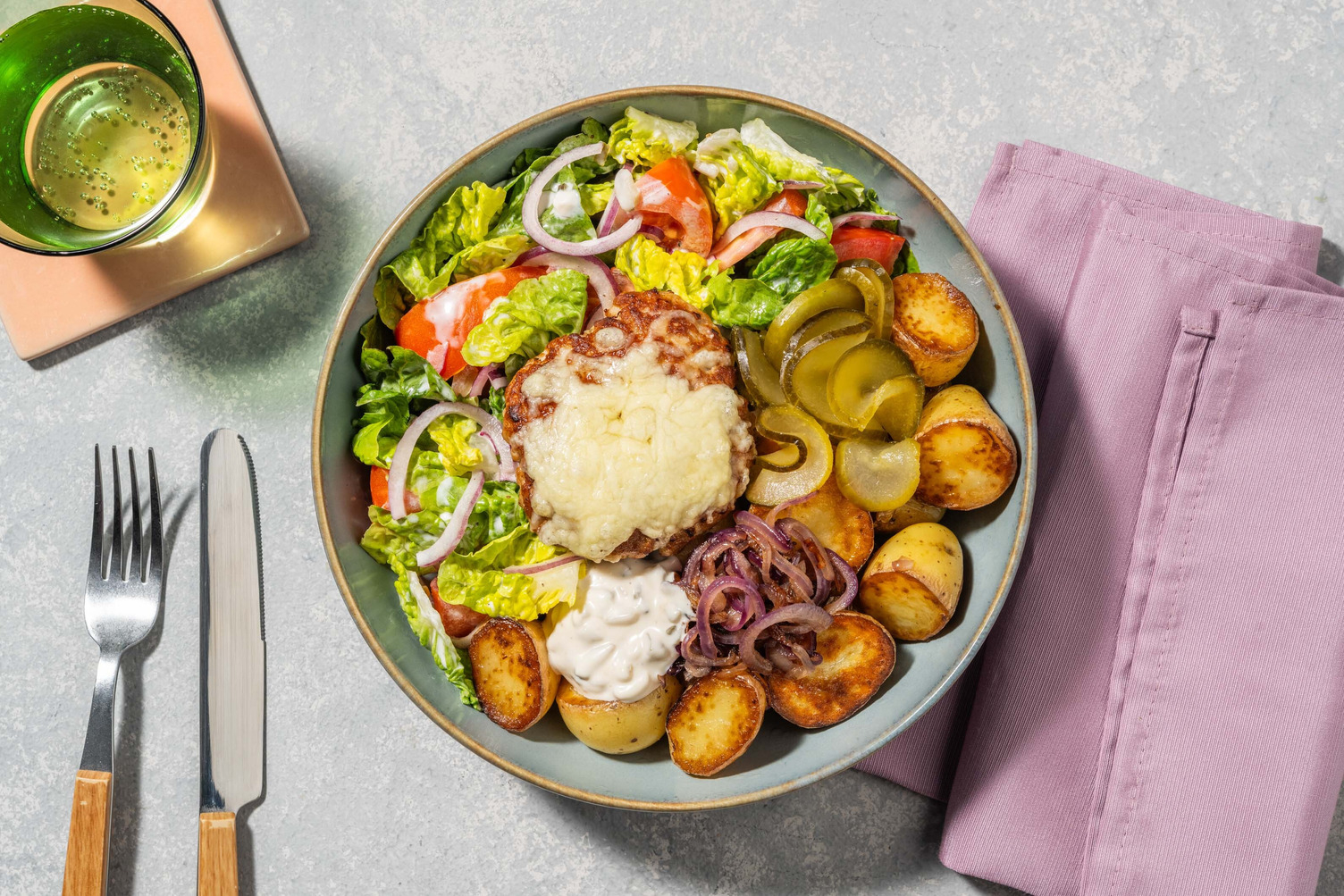 Duitse biefstuk met frisse salade