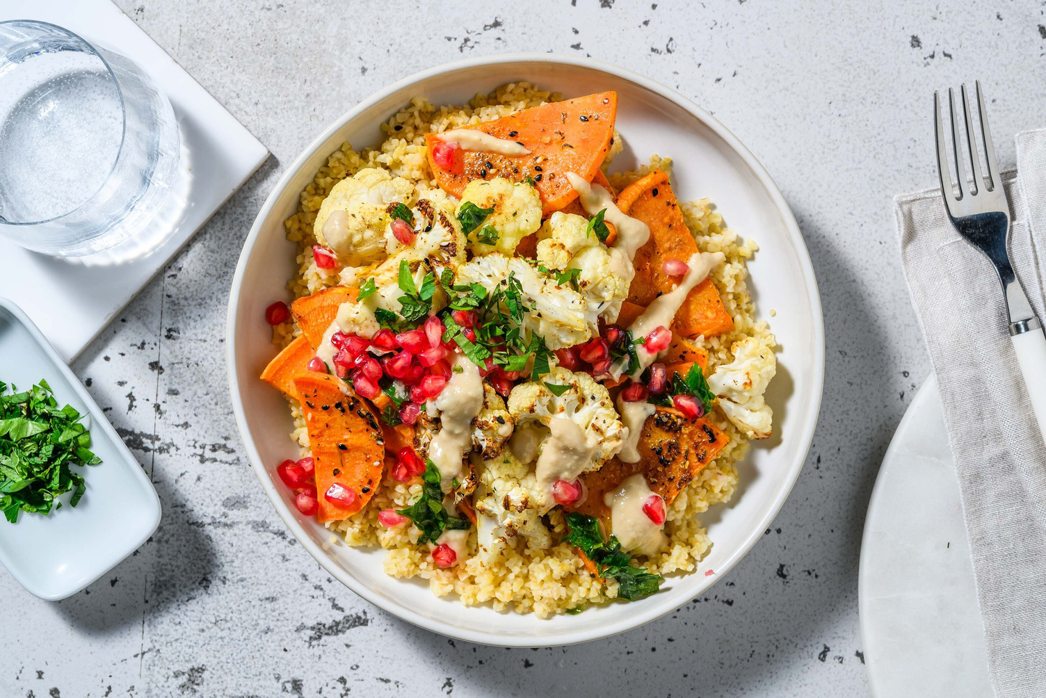 Geroosterde bloemkool met granaatappel en hummus