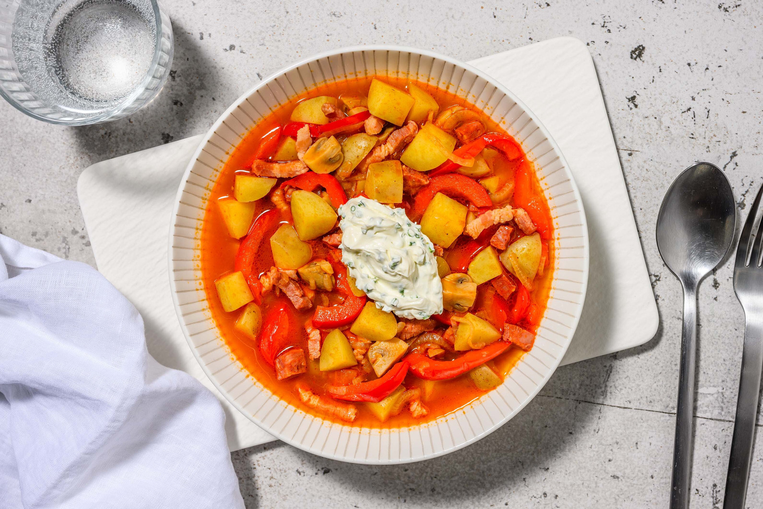 Stoof met chorizo, spekjes en zure room