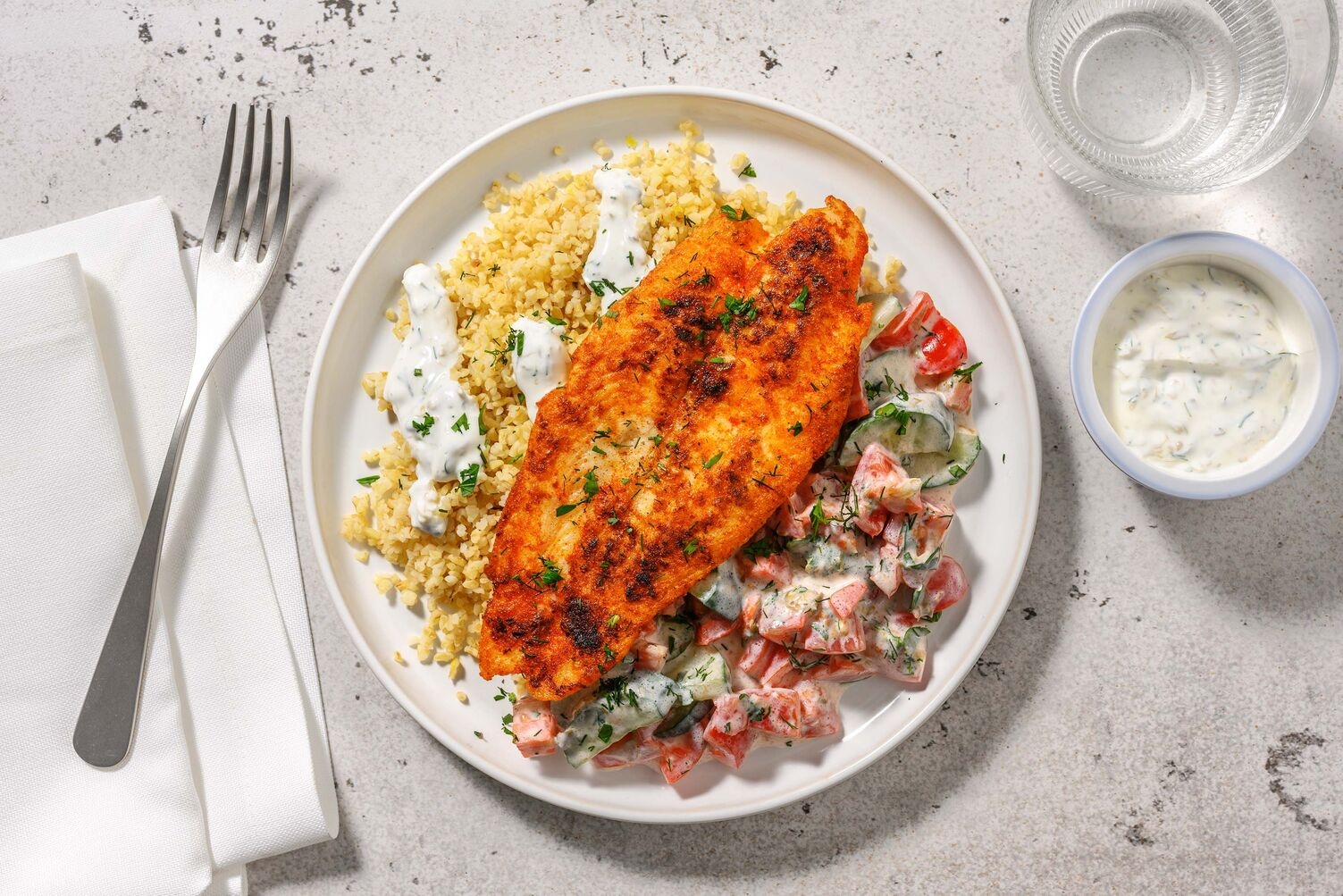 Doppeltes Fischfilet mit Kapern-Dill-Dressing