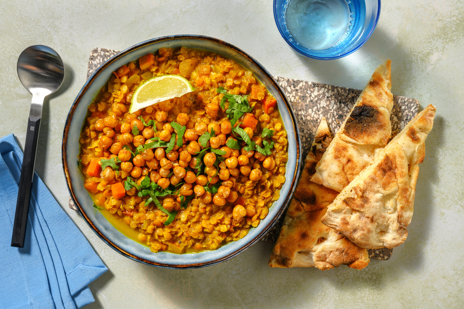 Dahl aux pois chiches croquants et naan