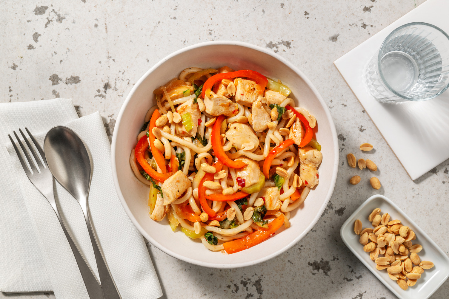 Nouilles udon sautées au poulet & cacahuètes