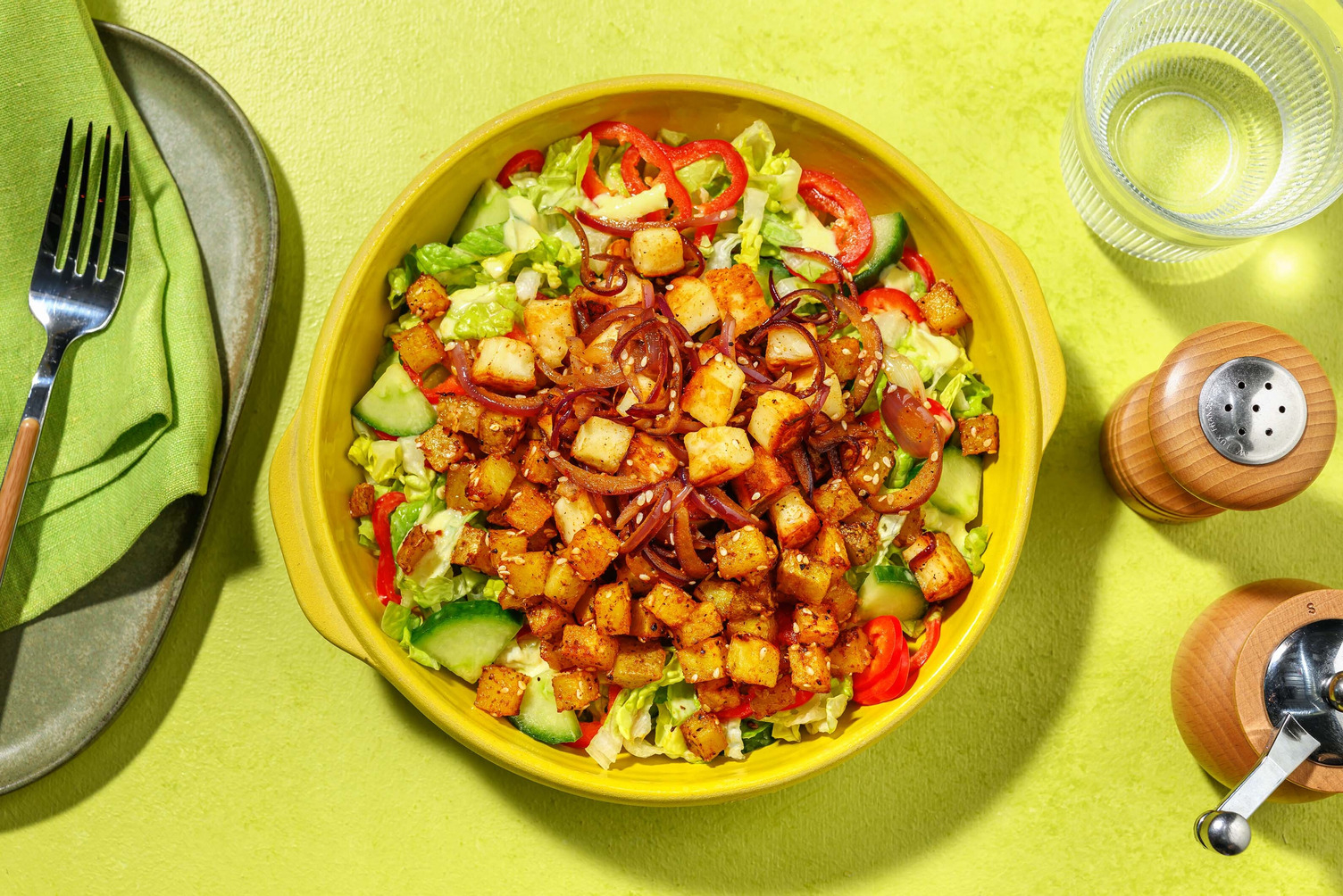 Würfelsalat mit Harissa-Grillkäse