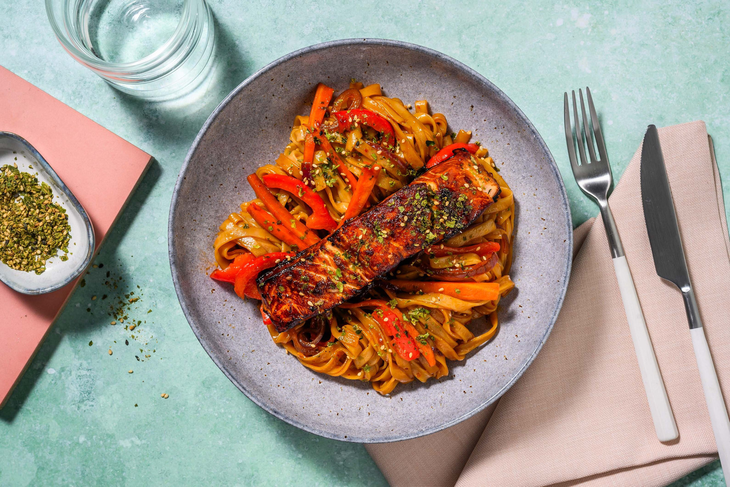Zoet-pikante zalm met rijstnoedels