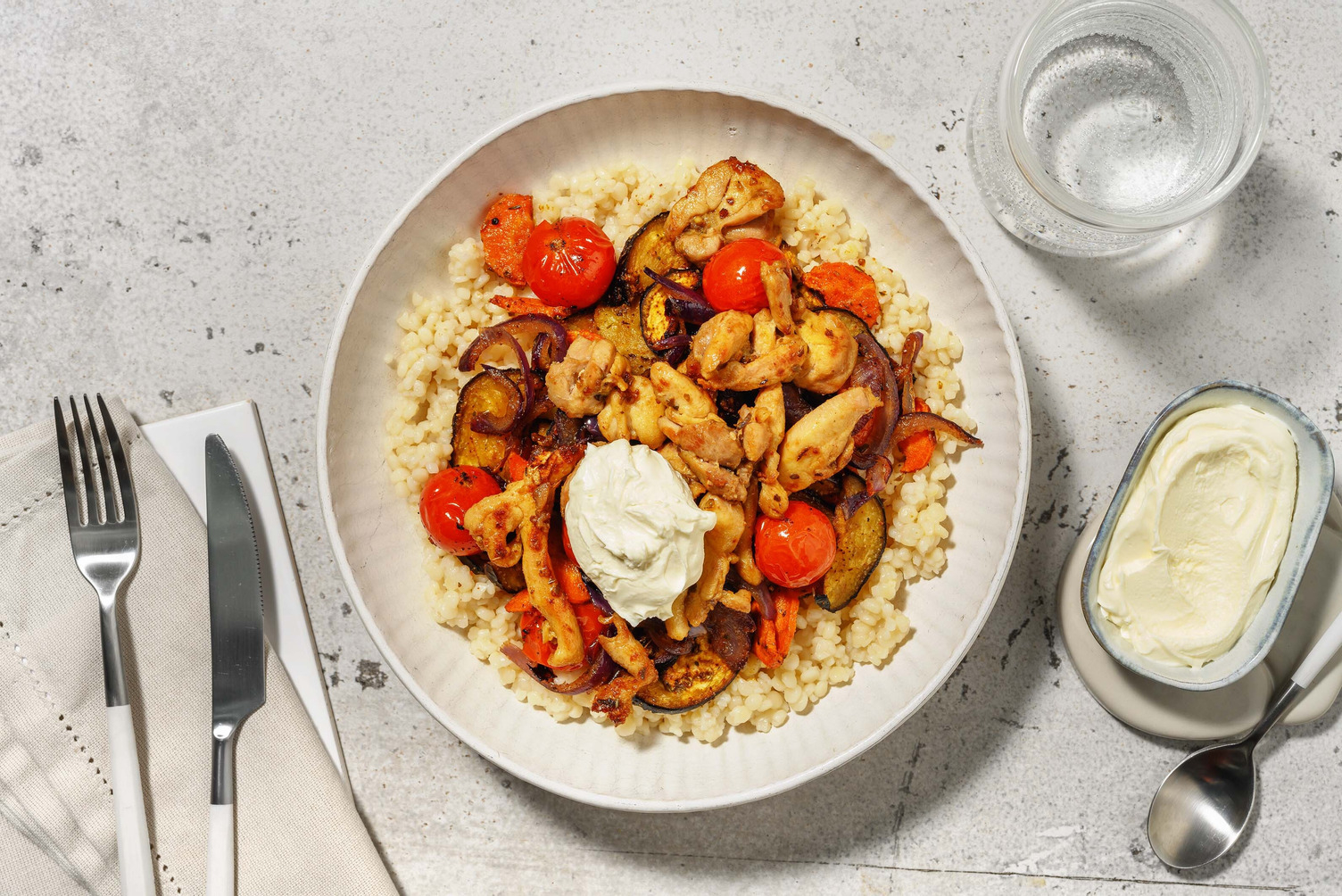 Bowl met kippendij, aubergine en labne