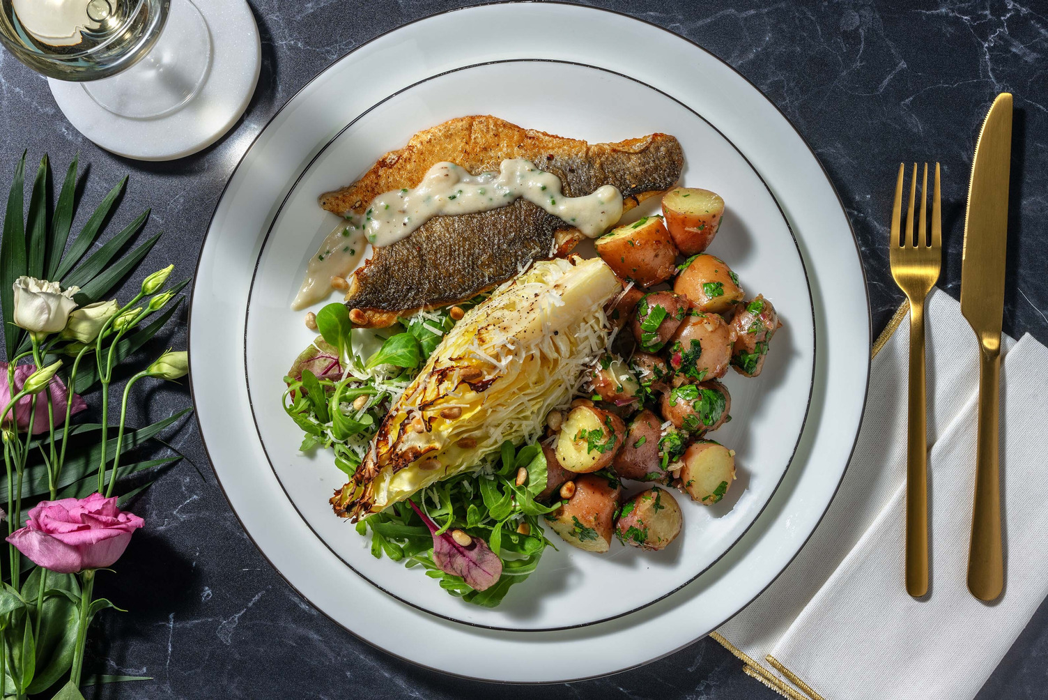 Pannestekt havabbor og gressløk-mornaysaus