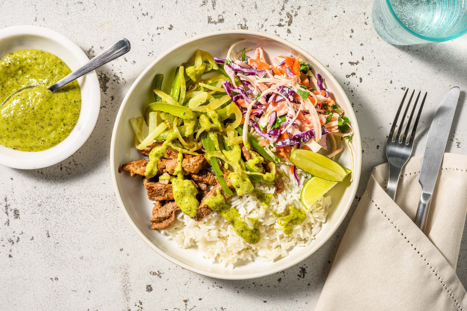 Mexicaans gekruide biefstukreepjes met kiwisalsa