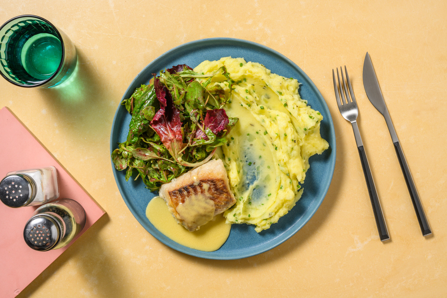 Rosmarin-Senf-Seelachs auf Schnittlauch-Stock