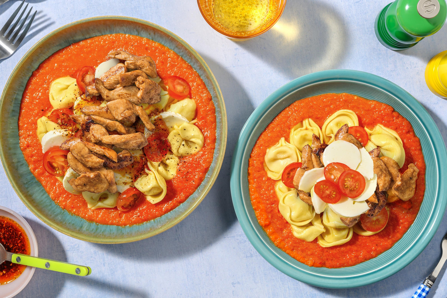 Tortellini-Vulkan in Tomaten-Lava mit extra Bio-Hähnchen