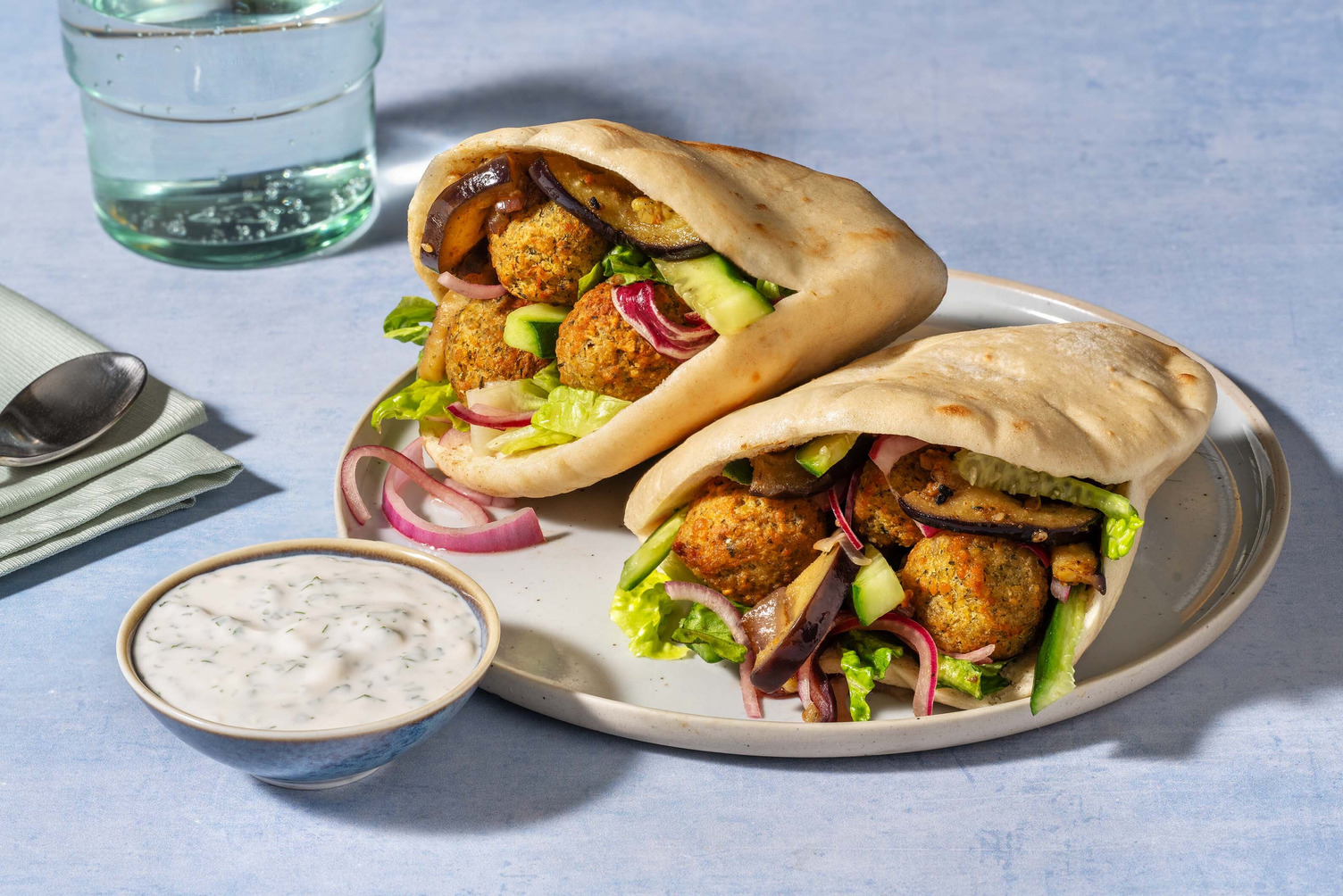 Pita's met falafel en frisse yoghurtsaus