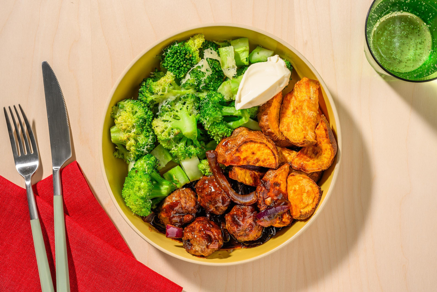 Boulettes de viande et wedges de patate douce