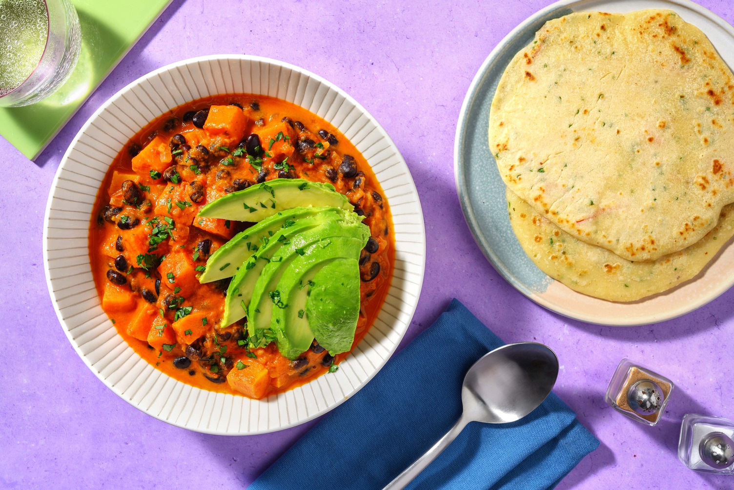 Süßkartoffel-Kokos-Eintopf mit schwarzen Bohnen