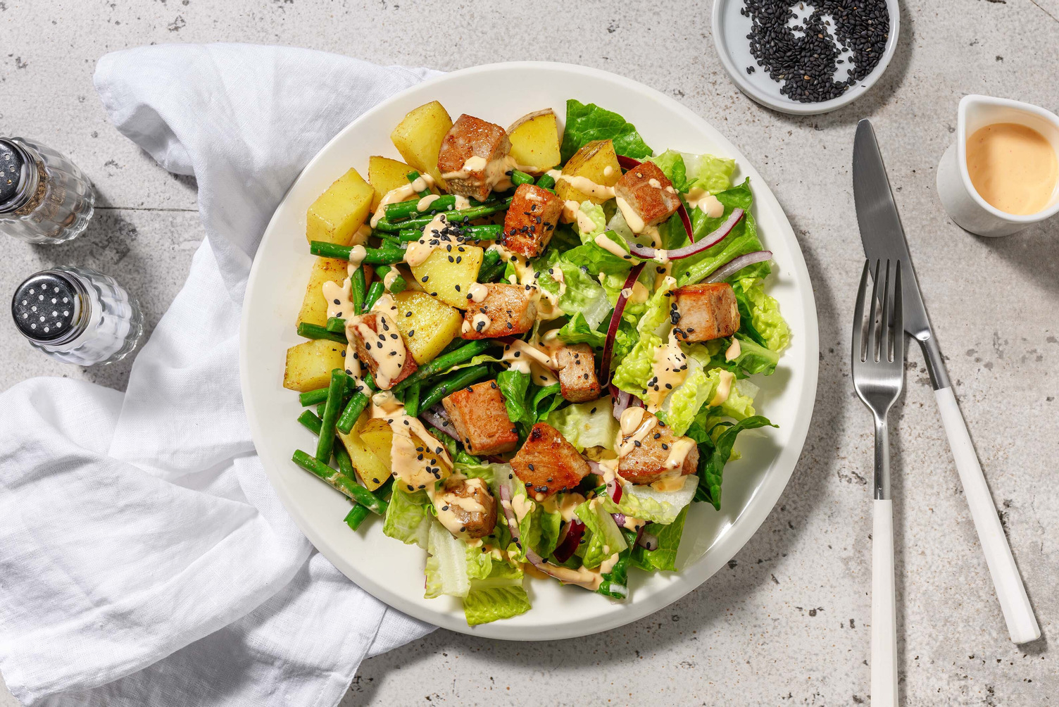 Fusion Niçoise mit Bio-Halloumi und Sriracha-Sesam-Mayo