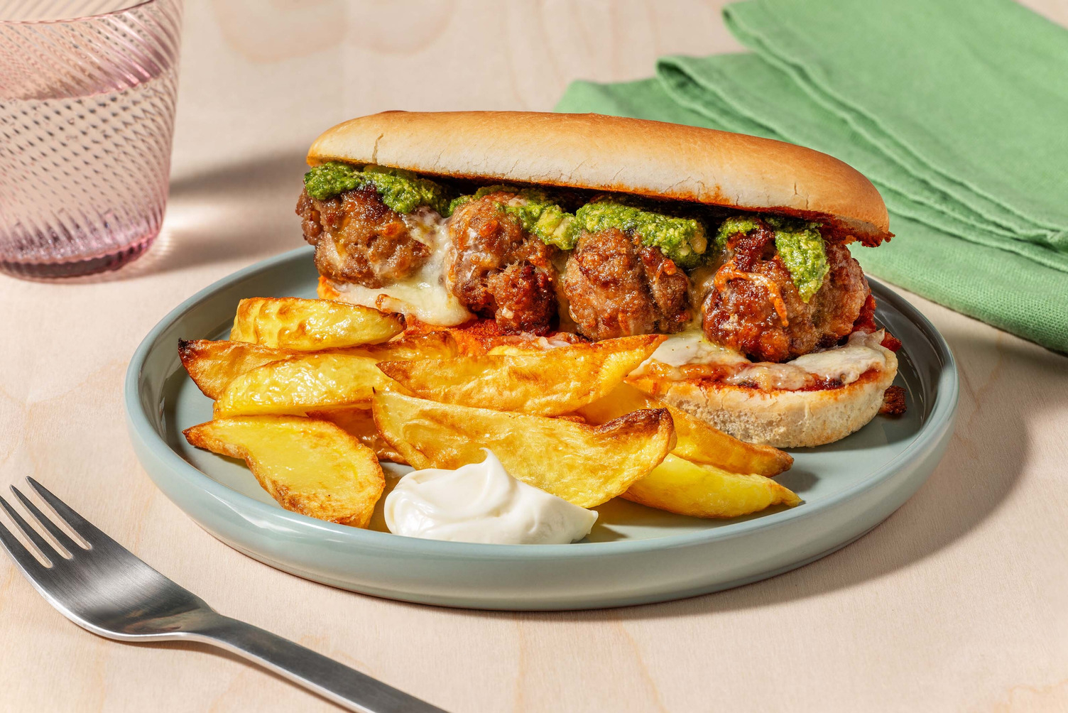 Pain garni de boulettes en sauce tomate et potato wedges