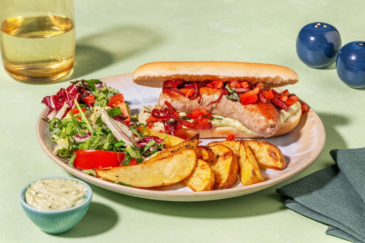 Hot-dog garni de salsa tomate-basilic