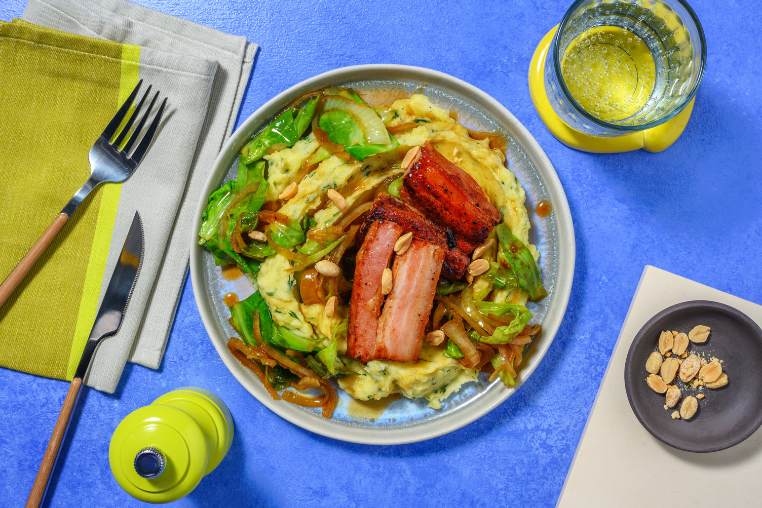 Sticky buikspek met gezouten pinda's