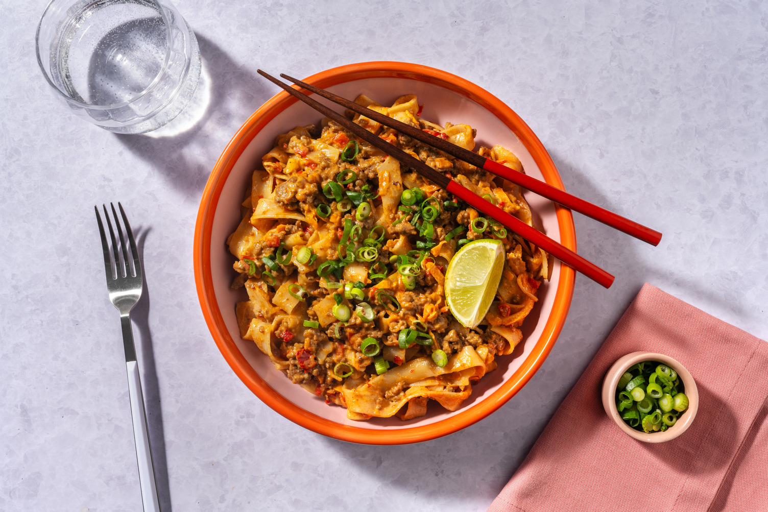 Rijstnoedels met veggie gehakt in romige pindasaus