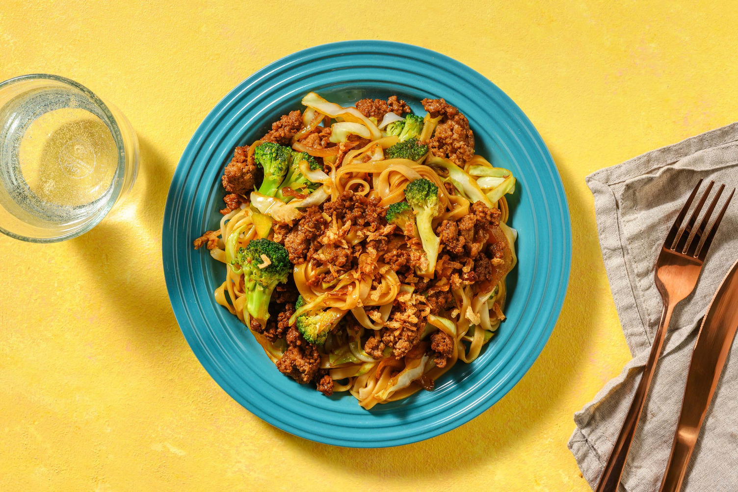 Nouilles sautées au bœuf et oignons frits